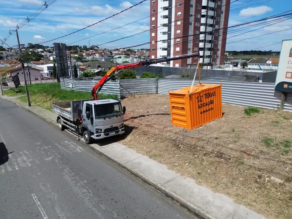 Caminhão munk da Texas Locação entregando container em obra em Campo Largo