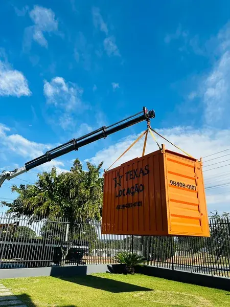Container da Texas Locação sendo posicionado com caminhão munk